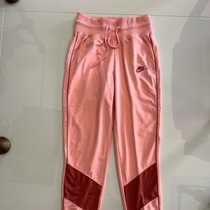 Nike women’s heritage track jogger pants CD4152-697 Size XS Red color